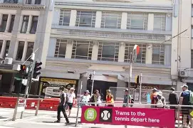 足球场上球员拼搏奋斗，现场观众热情高涨的简单介绍