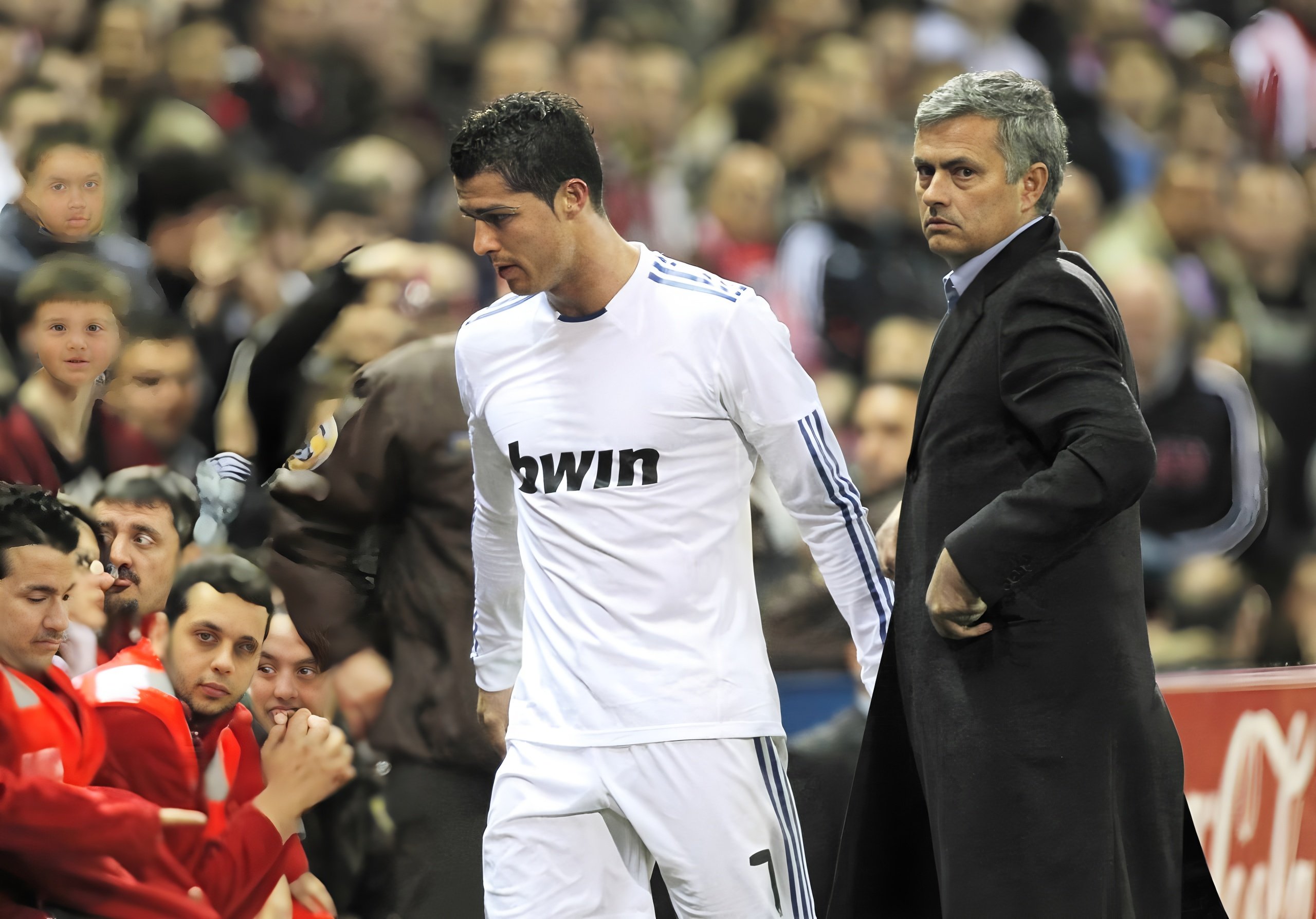 线上娱乐-巴黎客场逆转皇马，尤文图斯遭遇三连败(曝尤文巴黎酝酿重磅交易 用c罗换购二弟+青训妖星)