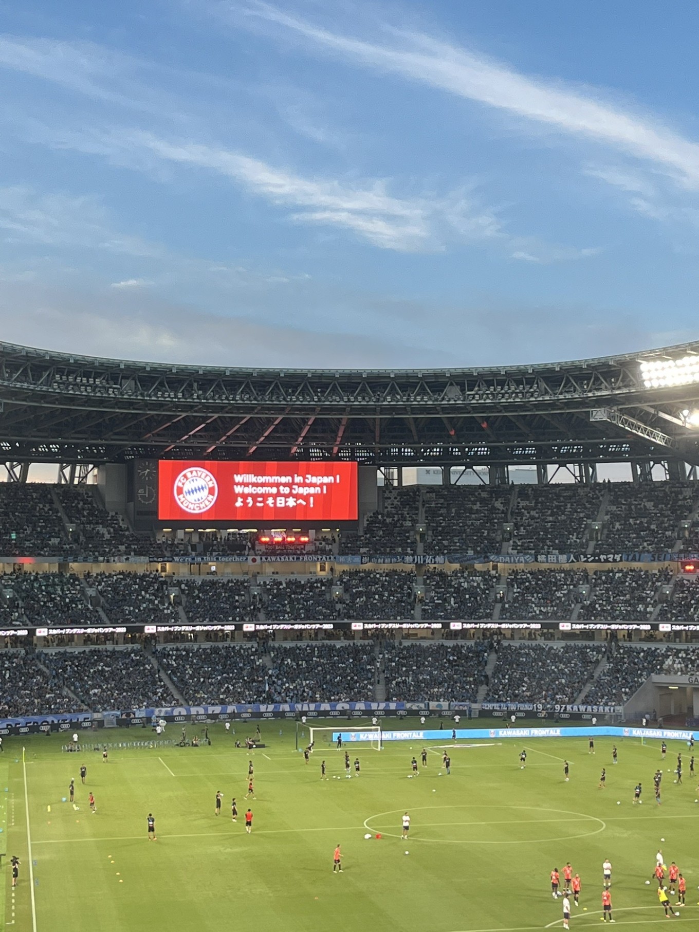 在线游戏-拜仁慕尼黑球迷热情高涨，声势浩大(全场球迷高喊佩德里)