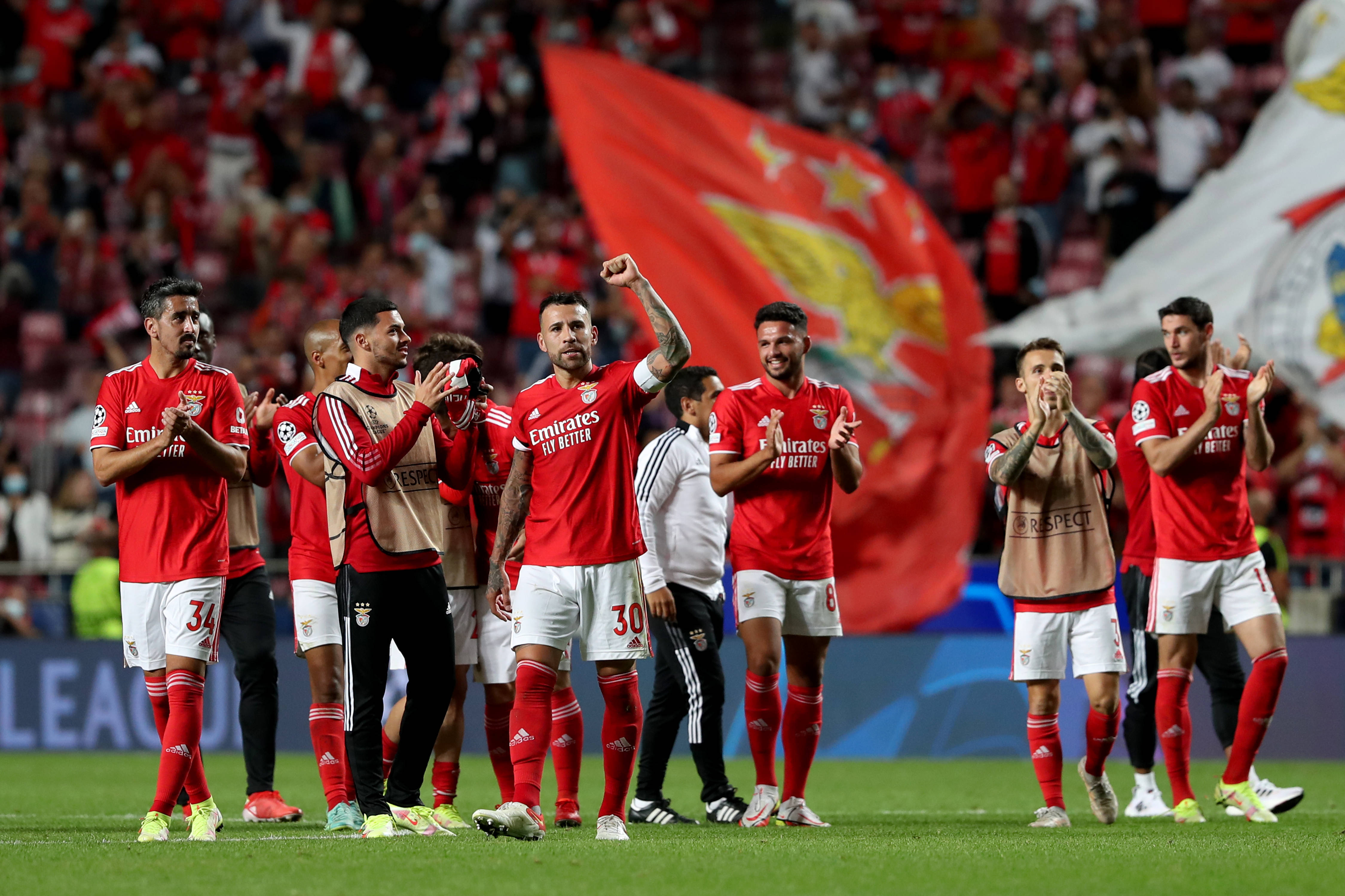 阿贾克斯惊险晋级，球队合力冲击