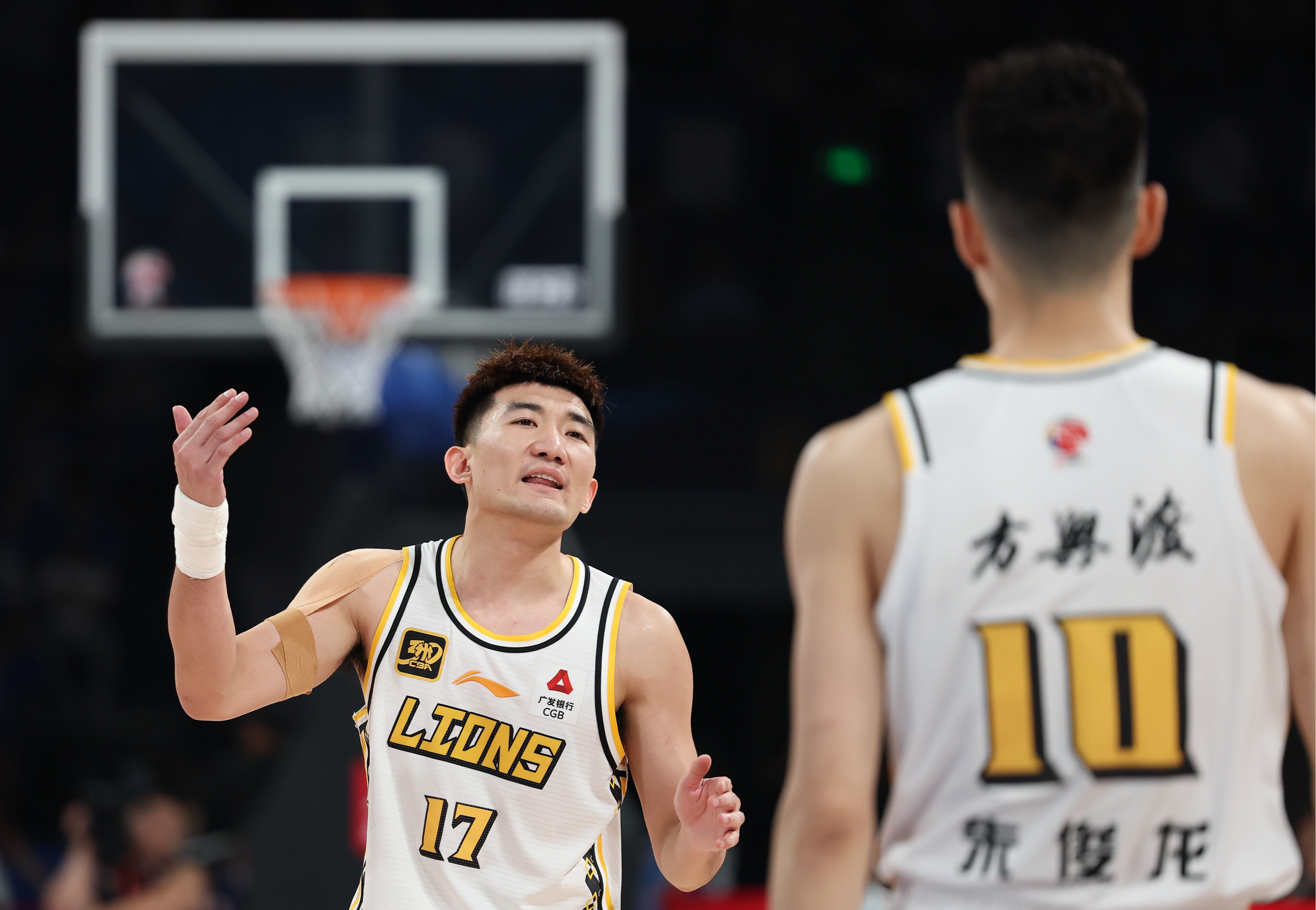 新疆男篮凭借强大实力逆转击败广厦